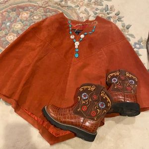 Fat baby the Ariat original. Poncho and necklace not included with boots